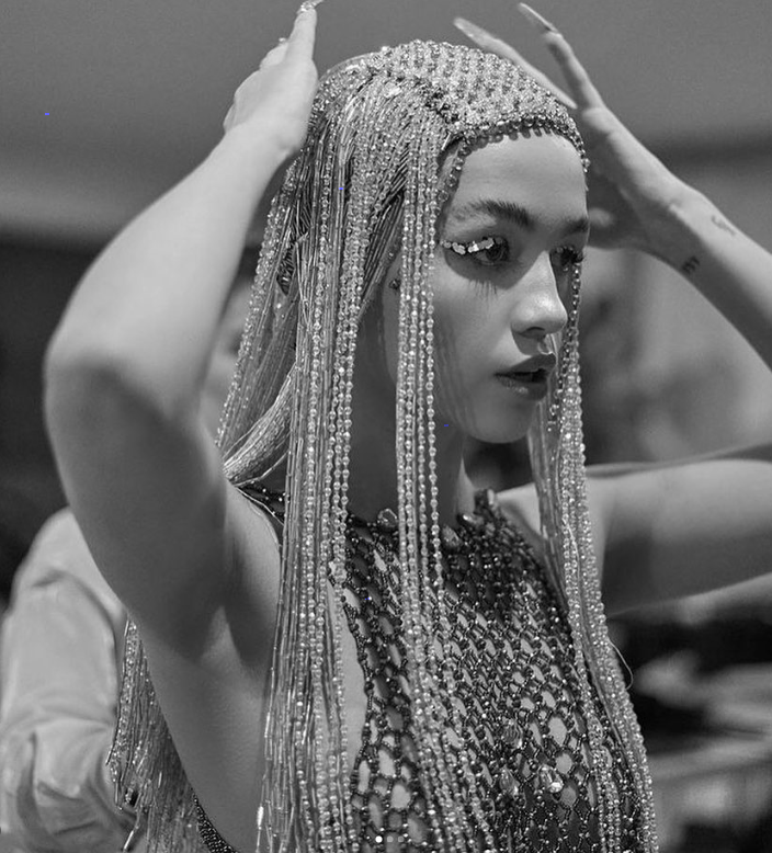 On on Temarining mushukini yalaydi